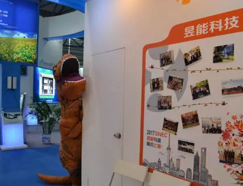 驚！SNEC展會出現(xiàn)史前動物 暴龍帶你逛展會