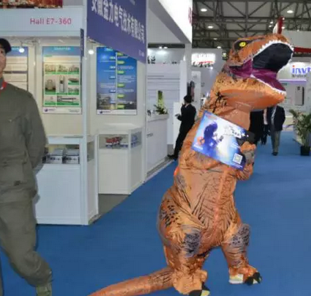 驚！SNEC展會出現(xiàn)史前動物 暴龍帶你逛展會