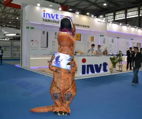 驚！SNEC展會出現(xiàn)史前動物 暴龍帶你逛展會