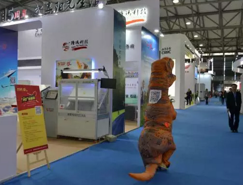 驚！SNEC展會出現(xiàn)史前動物 暴龍帶你逛展會