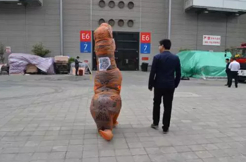 驚！SNEC展會出現(xiàn)史前動物 暴龍帶你逛展會