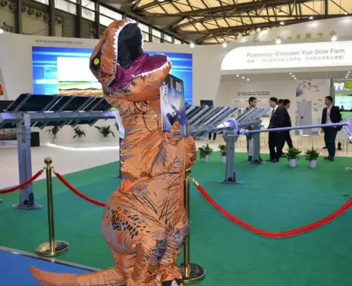 驚！SNEC展會出現(xiàn)史前動物 暴龍帶你逛展會