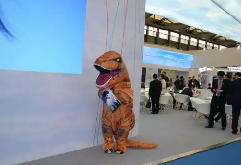 驚！SNEC展會出現(xiàn)史前動物 暴龍帶你逛展會