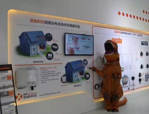 驚！SNEC展會出現(xiàn)史前動物 暴龍帶你逛展會