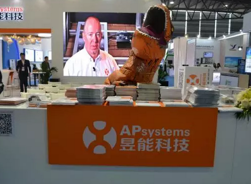 驚！SNEC展會出現(xiàn)史前動物 暴龍帶你逛展會