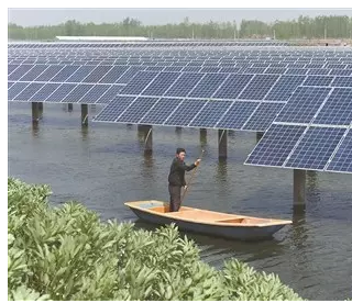 宿豫區(qū)養(yǎng)殖戶在&ldquo;漁光互補(bǔ)&rdquo;項(xiàng)目魚塘內(nèi)巡塘