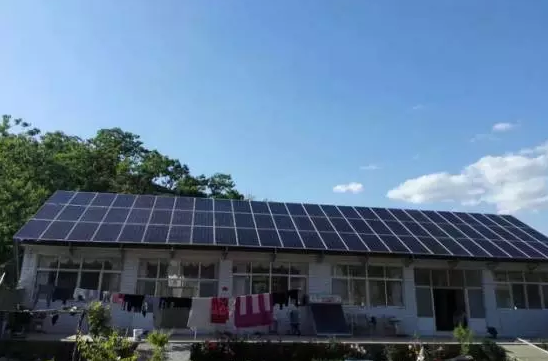 夏日天氣熱!用電緊張，電費(fèi)高，怎么辦? 王大爺卻不在乎