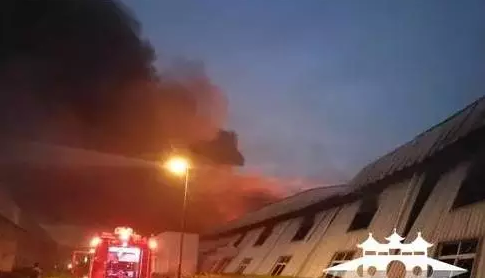 又雙叒叕現(xiàn)火災(zāi)！為撲救晶澳大火，消防戰(zhàn)士連續(xù)作戰(zhàn)累暈現(xiàn)場(chǎng)