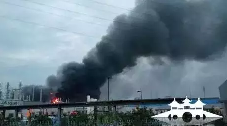 又雙叒叕現(xiàn)火災(zāi)！為撲救晶澳大火，消防戰(zhàn)士連續(xù)作戰(zhàn)累暈現(xiàn)場(chǎng)