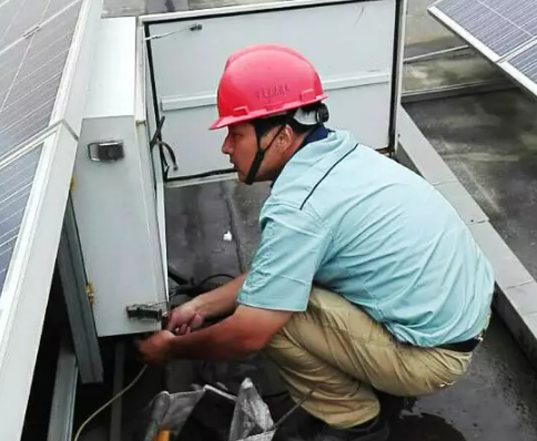 高溫&ldquo;大考&rdquo; 中天科技員工堅守光伏運(yùn)維一線