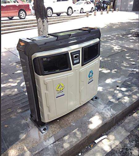 太陽(yáng)能發(fā)電垃圾箱亮相濟(jì)南泉城廣場(chǎng)