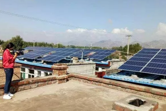 他把自家四個屋頂都裝上了光伏，年入五萬！