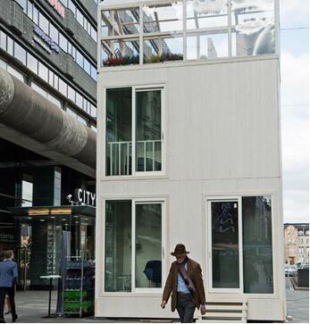 芬蘭現(xiàn)&ldquo;長棍&rdquo;建筑 屋頂配太陽能發(fā)電站