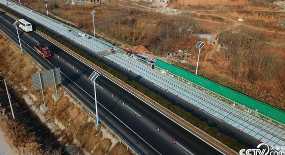 厲害了！全球首條高速光伏公路現(xiàn)身濟南（圖）