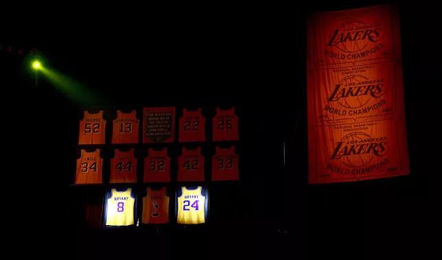 剛剛，科比球衣在屋頂光伏電站下退役！