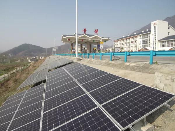 又一高速光伏項(xiàng)目亮相并網(wǎng) 年發(fā)電1000萬(wàn)千瓦時(shí)！