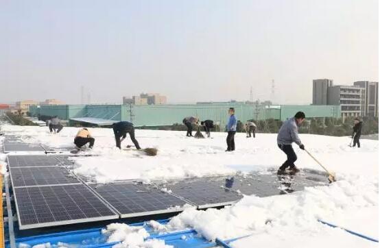 1MW屋頂光伏電站如何除雪？這個業(yè)主的建議真好！