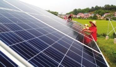 6月20日，在江西峽江縣硯溪鎮(zhèn)金坊村光伏電站項(xiàng)目現(xiàn)場(chǎng)，工人在加緊施工。