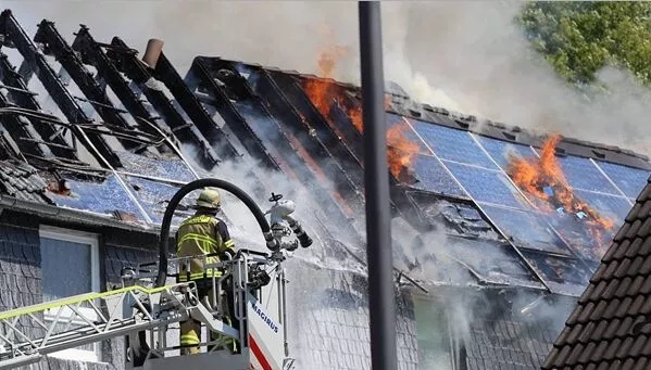 德國一民宅屋頂太陽能電站起火，整個屋頂燒成&ldquo;骨架&rdquo;