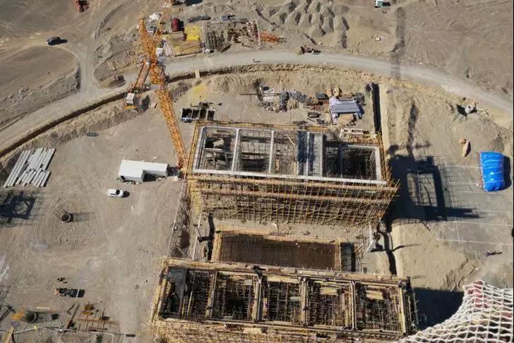 中電工程哈密50MW塔式光熱發(fā)電項目廠前區(qū)封頂，吸熱塔施工至94米