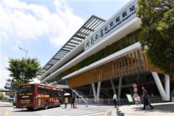 樓&ldquo;頂&rdquo;2100多塊光伏板公交站一年節(jié)電60萬度