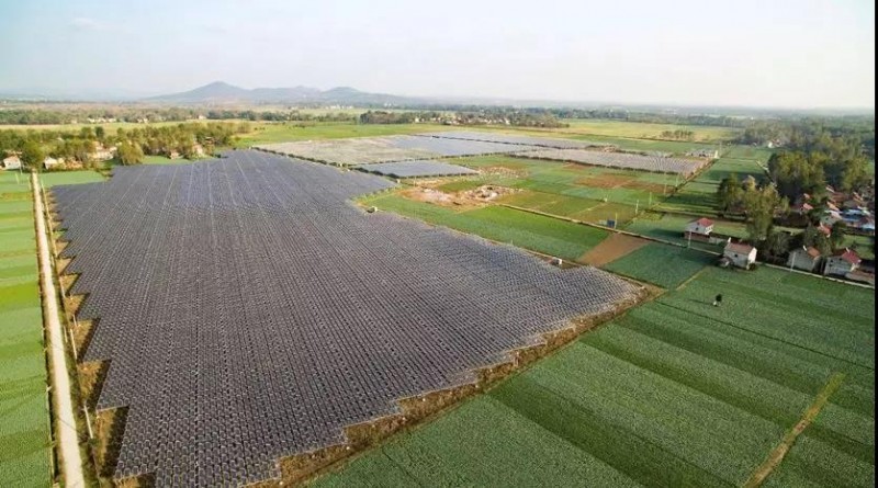 　　據(jù)央視記者報道，近日，錦浪科技助力湖北省宜城王集鎮(zhèn)觀音村，采用典型的&ldquo;農(nóng)光互補(bǔ)&rdquo;模式，實(shí)現(xiàn)了全村人共同&ldquo;生態(tài)收益&rdquo;的目標(biāo)，引起了廣大人民群眾的熱烈反響。 　　 　　走進(jìn)光伏電站區(qū)，首先映入眼簾的是一片藍(lán)汪汪的光伏海洋，一望無際，若是走近仔細(xì)一看，才發(fā)現(xiàn)這么一大片區(qū)域里不完全是光伏板，原來在光伏板下邊還有另一片&ldquo;柳暗花明&rdquo;的天地，綠油油的青菜鋪滿整塊地面實(shí)在好看極了。 　　 　　據(jù)記者報道，這便是觀音村這兩年響應(yīng)國家&ldquo;精準(zhǔn)扶貧&rdquo;和&ldquo;光伏扶貧&rdquo;政策，投資2億元建成20MWP&ldquo;農(nóng)光互補(bǔ)&rdquo;地面光伏電站。此電站光伏支架采用的是同景新能源的跟蹤支架，逆變器采用了錦浪科技公司的50kW逆變器，以它相對較小的外形，為運(yùn)輸免去了不少成本，提供了便捷安裝；4路MPPT接入，每路額定28.5A，兼容大功率組件，設(shè)計更靈活；充分的冗余設(shè)計保障逆變器長壽命可靠運(yùn)行。 　　 　　同景新能源有限公司總經(jīng)理郤維平在現(xiàn)場對記者解釋，&ldquo;我們主要的優(yōu)勢是跟蹤，我們有500臺跟蹤器可以自動跟蹤，也就是我們常說的&lsquo;光伏板跟著太陽走&rsquo;，這樣他與其它電站相比，它是固定式的，我們的發(fā)電量同比要增加20%。&rdquo;他接著說道，&ldquo;我們不破壞土地，活動支架，我們平時看到的可能都是打樁式的，而我們這個是小水泥塊，直接放在土地表面，可以自由移動。&rdquo;這種獨(dú)特安全的安裝方式得到農(nóng)民的大力支持。 　　 　　據(jù)現(xiàn)場村民說，這里的主要農(nóng)作物有黃精，桔梗，花生，魔芋等，以黃精價值尤為突出，黃精作為一種名貴藥材喜歡蔭涼，所以光伏板既全方位吸收了太陽能，又很好的為農(nóng)作物起到了遮陽的作用；它的生長周期需要兩三年，然而價值非?？捎^，給他們帶來相當(dāng)不錯的收益。 　　 　　王集鎮(zhèn)觀音村這種典型的&ldquo;農(nóng)光互補(bǔ)&rdquo;模式，正是利用較少的投資獲得更多的利益，實(shí)現(xiàn)了&ldquo;光伏脫貧&rdquo;的&ldquo;生態(tài)效益&rdquo;的目的，還讓當(dāng)?shù)剞r(nóng)民每年有了一份固定的收入。據(jù)統(tǒng)計，一畝地一年能收入5萬元，人均年收入可達(dá)2.5萬元以上。 　　 　　國家近年來推行的&ldquo;光伏扶貧&rdquo;政策越來越深入人心，讓一批又一批的農(nóng)民走上了脫貧致富的道路，我們也希望更多的農(nóng)民能夠利用這種&ldquo;農(nóng)光互補(bǔ)&rdquo;的模式，早日擺脫貧困生活，實(shí)現(xiàn)共同富裕。