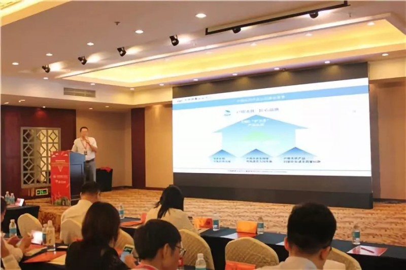 　　2018年9月6日，中國質(zhì)量認(rèn)證中心護(hù)衛(wèi)者品牌發(fā)布會在上海如期舉行，會議期間由中國質(zhì)量認(rèn)證中心為《戶用屋頂光伏系統(tǒng)認(rèn)證規(guī)范》作標(biāo)準(zhǔn)解讀。此次認(rèn)證規(guī)范是根據(jù)《國家認(rèn)監(jiān)委關(guān)于下達(dá)2017年第一批認(rèn)證認(rèn)可行業(yè)標(biāo)準(zhǔn)制定計劃項目的通知》（國認(rèn)科【2017】70號），由中國質(zhì)量認(rèn)證中心承擔(dān)的國內(nèi)首個《戶用屋頂光伏系統(tǒng)認(rèn)證規(guī)范》獲批立項，錦浪科技很榮幸作為該標(biāo)準(zhǔn)的主要起草單位，且得到了認(rèn)可，被授予獎牌。 　　 　　1 　　 　　認(rèn)證從2017年10月完成在認(rèn)監(jiān)委的申報并獲批，到2018年的7月，認(rèn)證規(guī)范的送審稿與公示，再到今天的標(biāo)準(zhǔn)解讀，歷時近一年。光伏系統(tǒng)編制規(guī)范的通用要求主要有以下幾點：載荷要求；防火要求；電氣安全；防雷接地；電磁兼容；功能和性能。而錦浪科技公司主要負(fù)責(zé)防火模塊和AFCI的編寫，公司研發(fā)工程師在此次研究工作中做出了突出貢獻(xiàn)，獲得了中國質(zhì)量認(rèn)證中心的表彰。 　　 　　2 　　 　?。〞h現(xiàn)場 圖自：中國質(zhì)量認(rèn)證中心） 　　 　　后續(xù)中國質(zhì)量認(rèn)證中心也會選擇部分戶用屋頂光伏系統(tǒng)，進(jìn)行現(xiàn)場實證；根據(jù)實證、提出和改進(jìn)標(biāo)準(zhǔn)內(nèi)容。中國質(zhì)量認(rèn)證中心對戶用屋頂光伏系統(tǒng)安裝商的征集活動正在進(jìn)行中，歡迎有興趣的安裝商報名留言。 　　 　　3 　　 　　會上，國家發(fā)展和改革委員會能源研究所的時璟麗研究員指出：823號文件頒布后，6月新增光伏裝機(jī)1089萬千瓦，7月新增裝機(jī)702萬千瓦，2018年1-7月新增3133萬千瓦，累計1.61億千瓦。光伏發(fā)電近期宏觀政策環(huán)境，清潔能源發(fā)展持續(xù)成為能源戰(zhàn)略的重要部分，且預(yù)期未來發(fā)展力度繼續(xù)增大，強(qiáng)調(diào)能源的高質(zhì)量發(fā)展。2018年預(yù)期全年市場規(guī)模在4000萬千瓦左右，2019年的政策導(dǎo)向不會有大的變化，光伏組件等主要產(chǎn)品價格大幅度下降情況下，分布式光伏對補(bǔ)貼的依賴度大大降低。國家也會進(jìn)一步推進(jìn)分布式光伏發(fā)電市場化交易，行業(yè)的技術(shù)進(jìn)步帶來的成本下降潛力加速實現(xiàn)平價路徑。國內(nèi)目前部分戶用項目在無補(bǔ)貼條件下具有經(jīng)濟(jì)性，但仍有相當(dāng)部分戶用項目仍需要國家和/或電價補(bǔ)貼或需要建立新的商業(yè)模式，企業(yè)或供貨服務(wù)商提供類似家電或汽車的服務(wù)和保障結(jié)合儲能將是未來方向；但戶用光伏發(fā)展必須以保質(zhì)量，尤其安全性為前提！ 　　 　　而此次國內(nèi)首個《戶用屋頂光伏系統(tǒng)認(rèn)證規(guī)范》的發(fā)布，無疑是給如今飄搖不定的光伏市場打了一針鎮(zhèn)定劑，讓一些懷疑光伏市場的光伏人再次定下心來，明確發(fā)展前景和方向，同時也確保了光伏系統(tǒng)長期投資回報，為戶用光伏市場的良好發(fā)展奠定了標(biāo)準(zhǔn)基礎(chǔ)。