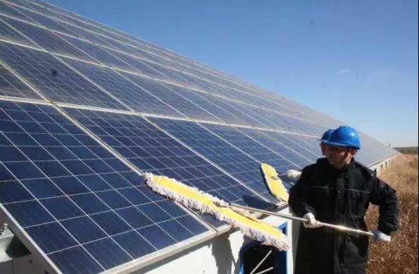 有創(chuàng)動光伏無水清潔機器人代班，咱光伏人國慶可以輕松浪啦！