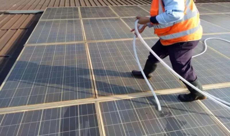 有創(chuàng)動光伏無水清潔機器人代班，咱光伏人國慶可以輕松浪啦！