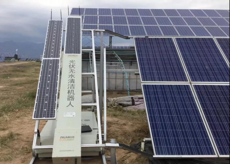 有創(chuàng)動光伏無水清潔機器人代班，咱光伏人國慶可以輕松浪啦！