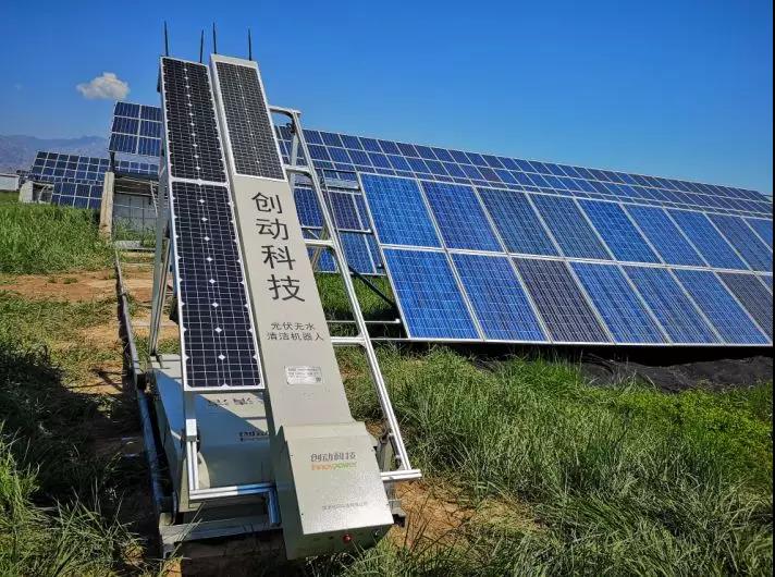 有創(chuàng)動光伏無水清潔機器人代班，咱光伏人國慶可以輕松浪啦！