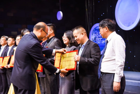 正信光電斬獲&ldquo;中國十大分布式光伏組件品牌&rdquo;  12柵石墨烯技術(shù)彰顯實力