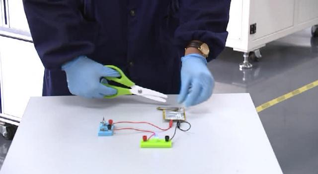 薄如撲克牌，能量密度可達400Wh以上！中國首條固態(tài)電池產(chǎn)線實現(xiàn)量產(chǎn)