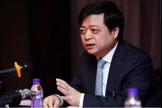 作為全國政協(xié)常委、全國工商聯(lián)副主席，正泰集團(tuán)董事長南存輝帶來了《關(guān)于加快解決光伏補(bǔ)貼拖欠問題的提案》《關(guān)于進(jìn)一步完善光伏發(fā)電增值稅優(yōu)惠政策的提案》《關(guān)于完善光伏發(fā)電土地稅費(fèi)政策的提案》《關(guān)于無補(bǔ)貼分布式光伏項(xiàng)目允許自主招標(biāo)的提案》《關(guān)于完善電力業(yè)務(wù)許可證豁免范圍的提案》《關(guān)于進(jìn)一步促進(jìn)清潔供暖規(guī)范發(fā)展的提案》等12份提案，堪稱代表、委員中的&ldquo;敬業(yè)模范&rdquo;。